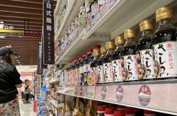 　中国上海市にある日系スーパーの調味料売り場＝２３日（共同）