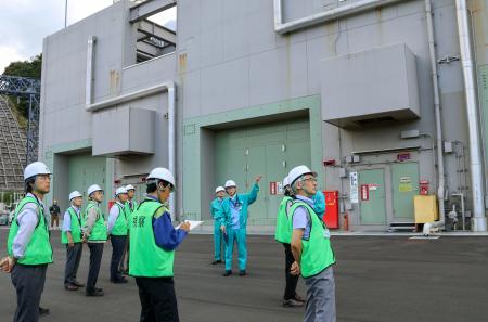 　島根原発２号機を視察する鳥取県原子力安全顧問を務める専門家ら＝２４日午後、松江市