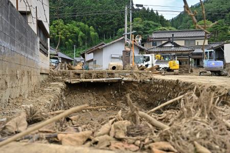 　流れ込んだ土砂などが残る山形県酒田市＝２２日