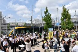 　宇都宮市内で開かれた次世代型路面電車（ＬＲＴ）の開業１周年記念イベントに集まった大勢の市民ら＝２５日午前