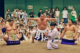 　夏巡業最終日に横綱土俵入りを披露する照ノ富士（中央）＝神奈川県横須賀市