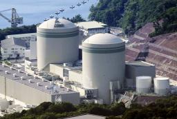 　関西電力高浜原発の１号機（右）と２号機＝２０２３年、福井県高浜町