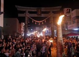 　富士山の夏山シーズンの終わりを告げる「吉田の火祭り」＝２６日夜、山梨県富士吉田市