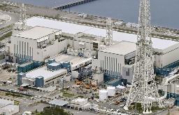 　新潟県の東京電力柏崎刈羽原発の６号機（右）と７号機＝２０２１年４月