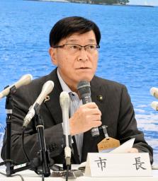 　記者会見する富山県氷見市の林正之市長。膵臓がんの治療に専念するため、１１月に辞職すると明らかにした＝２７日午後、氷見市役所