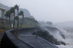 　台風１０号の影響で高波が打ち寄せる鹿児島県指宿市の海岸＝２８日午前１１時３１分