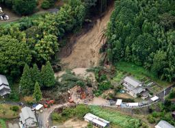 　土砂崩れに住民が巻き込まれた愛知県蒲郡市の現場＝２８日午後２時４５分（共同通信社ヘリから）