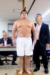 　新弟子検査で身長を測る三田大生＝２９日、東京都墨田区の両国国技館