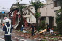 　突風の被害を受けた宮崎市の大淀川河口付近の住宅街。電線には飛来物が引っかかり、道路には屋根瓦が散乱していた＝２９日午前