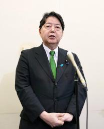 　自民党総裁選について、記者団の取材に応じる林官房長官＝２９日午後、国会