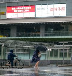 　風雨が強くなる中、ＪＲ博多駅前を歩く人＝２９日午後２時８分