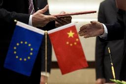 　中国の国旗（右）とＥＵの旗＝２０１５年９月（ＡＰ＝共同）