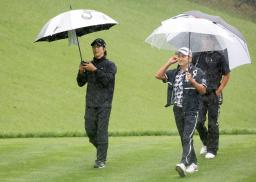 　第２日、降雨順延となり、コースから引き揚げる石川遼（左）＝富士桜ＣＣ