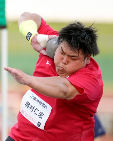 　男子砲丸投げ　１９メートル０９の日本新で優勝した奥村仁志＝福井県営陸上競技場