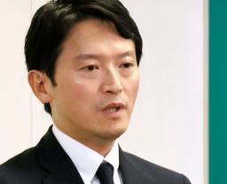 　百条委員会の証人尋問後、記者団の取材に応じる斎藤元彦兵庫県知事＝３０日午後、兵庫県庁