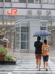 　雨の降るＪＲ浜松駅前＝３１日午前１０時５９分、浜松市