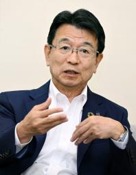 　インタビューに答える小野薬品工業の相良暁会長