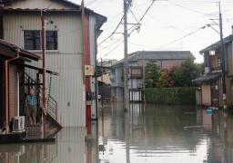 　大雨による杭瀬川の氾濫で冠水した岐阜県大垣市内＝３１日午後２時３０分