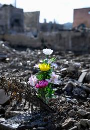 　能登半島地震から８カ月となった「輪島朝市」周辺に供えられた花＝１日午後、石川県輪島市