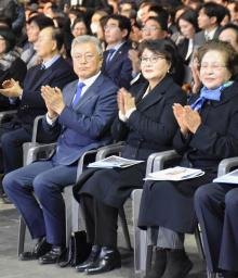 　１月、韓国・高陽での行事に出席した文在寅前大統領（左）（共同）