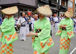 　「おわら風の盆」が始まり、編み笠を目深にかぶって舞う浴衣姿の踊り手＝１日夕、富山市