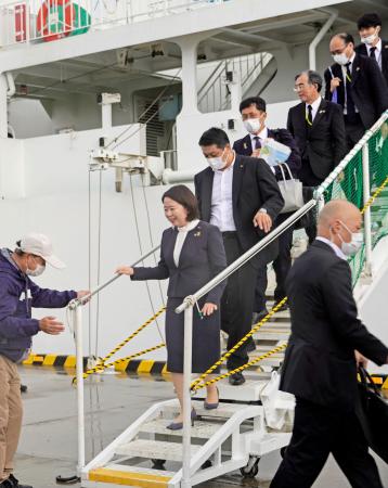 　洋上慰霊式に参加後、北海道・根室港に戻った自見沖縄北方相（左から２人目）＝２日午後