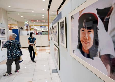 　東京都足立区の商業施設「アリオ西新井」で始まった横田めぐみさんの写真展＝３日午前