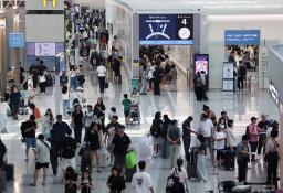 　搭乗客らで混み合う韓国・仁川国際空港の出発ロビー＝８月（聯合＝共同）