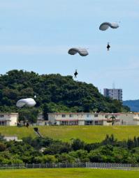 　沖縄県の米空軍嘉手納基地へパラシュートで降下する米兵＝３日午後