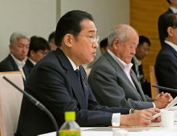 　経済財政諮問会議で発言する岸田首相（手前）＝３日午後、首相官邸