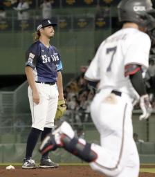 　４回、オリックス・西川（手前）に２ランを浴びた西武・高橋＝ほっともっと神戸