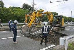 　千葉県市原市で陥没した道路＝４日午後