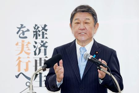 　記者会見で自民党総裁選への立候補を表明する茂木幹事長＝４日午後、東京都港区