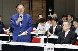 　国民スポーツ大会の将来像を議論する有識者会議の第１回会合であいさつする日本スポーツ協会の遠藤利明会長。右は座長を務める日本商工会議所の小林健会頭＝４日午後、東京都内