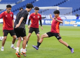 　サッカーＷ杯アジア最終予選初戦の中国戦に向け、最終調整する三笘（右端）ら＝埼玉スタジアム