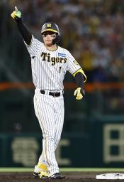 　１回、同点二塁打を放ちガッツポーズの阪神・森下＝甲子園