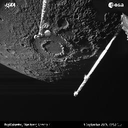 　ベピコロンボの探査機が上空３５５キロ付近から撮影した水星。２重の輪が目立つクレーター「ビバルディ」が見える＝日本時間５日午前６時５３分撮影（ＥＳＡなど提供・共同）