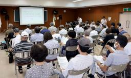 　岐阜県御嵩町で開かれた、リニア残土受け入れ協議に関する住民説明会＝７日午後