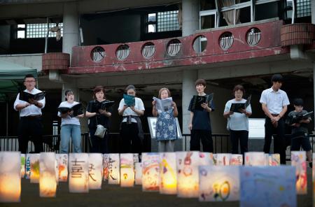 　大川小で開かれたイベントで合唱する伝承団体のメンバー＝７日午後、宮城県石巻市