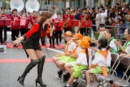 　警視庁四谷署の交通安全イベントで、早稲田大応援部吹奏楽団の演奏に合わせ代表曲「狙いうち」を歌う山本リンダさん（左）＝８日午前、東京都新宿区