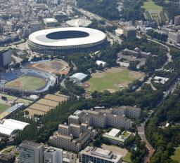 　再開発事業が注目される東京・明治神宮外苑。手前左はイチョウ並木＝７月