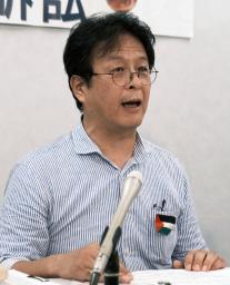 　提訴後に記者会見する原告の「夢洲カジノを止める大阪府民の会」の山川義保事務局長＝９日午後、大阪市