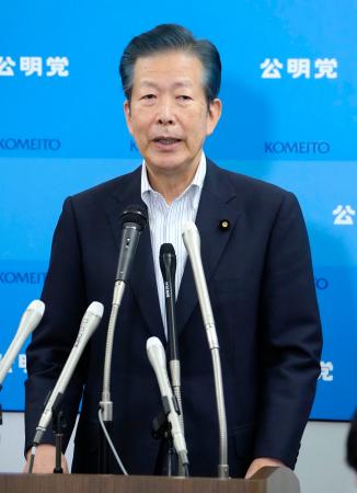 　記者会見で、代表選に立候補せず退任の意向を表明する公明党の山口代表＝１０日午前、国会