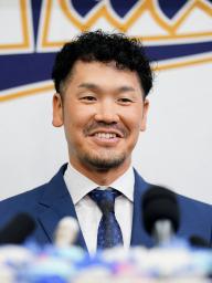 　今季限りでの現役引退を表明するオリックスのＴ―岡田外野手＝１０日、京セラドーム