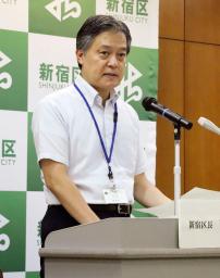 　記者会見する東京都新宿区の吉住健一区長＝１０日午後、新宿区役所