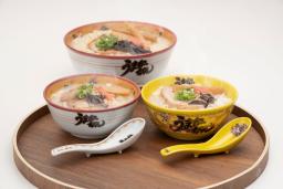 　ハウス食品の袋入り即席麺「うまかっちゃん」の誕生４５周年を記念した特製どんぶり（同社提供）