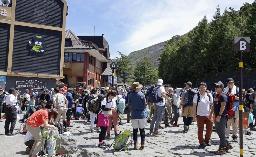 　登山客でにぎわう富士山の山梨県側登山道「吉田ルート」の５合目＝８月