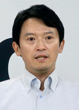 　定例記者会見で涙ぐみながら話す兵庫県の斎藤元彦知事＝１１日午後、県庁