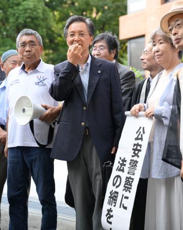 　控訴審判決を受け、名古屋高裁前で発言する弁護団長の山田秀樹弁護士＝１３日午後