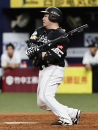 　５回ソフトバンク２死二塁、山川が中前に適時打を放つ＝京セラドーム